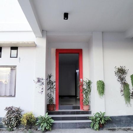 Отель Reddoorz @ Pasangkayu Mamuju Utara Экстерьер фото