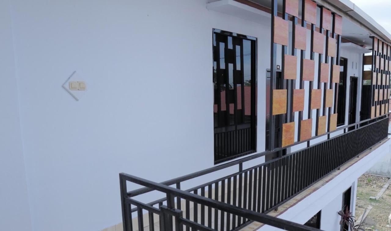 Отель Reddoorz @ Pasangkayu Mamuju Utara Экстерьер фото