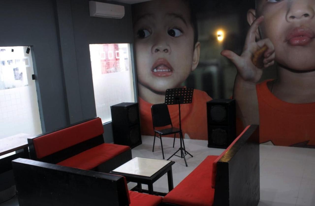 Отель Reddoorz @ Pasangkayu Mamuju Utara Экстерьер фото