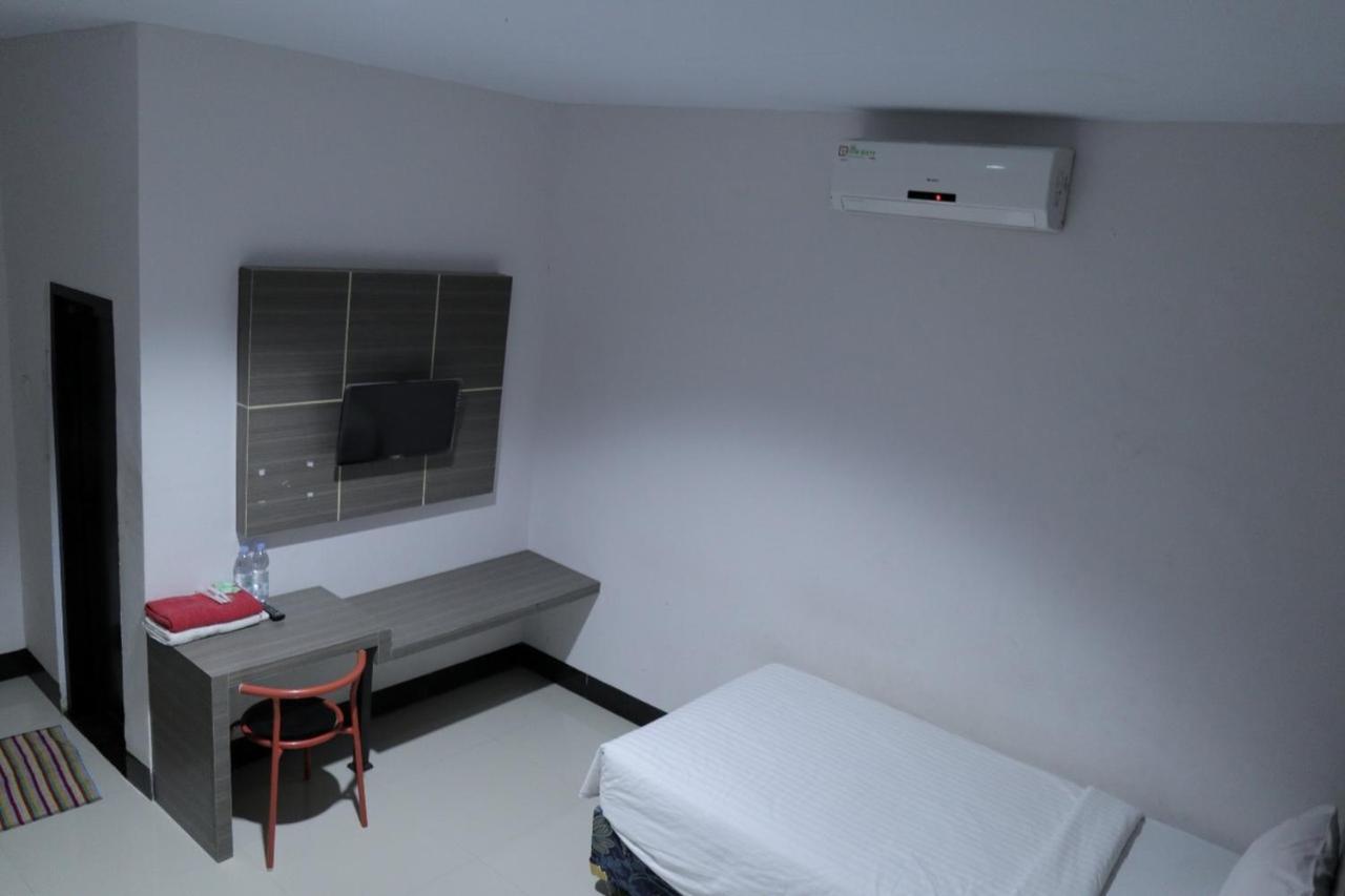 Отель Reddoorz @ Pasangkayu Mamuju Utara Экстерьер фото