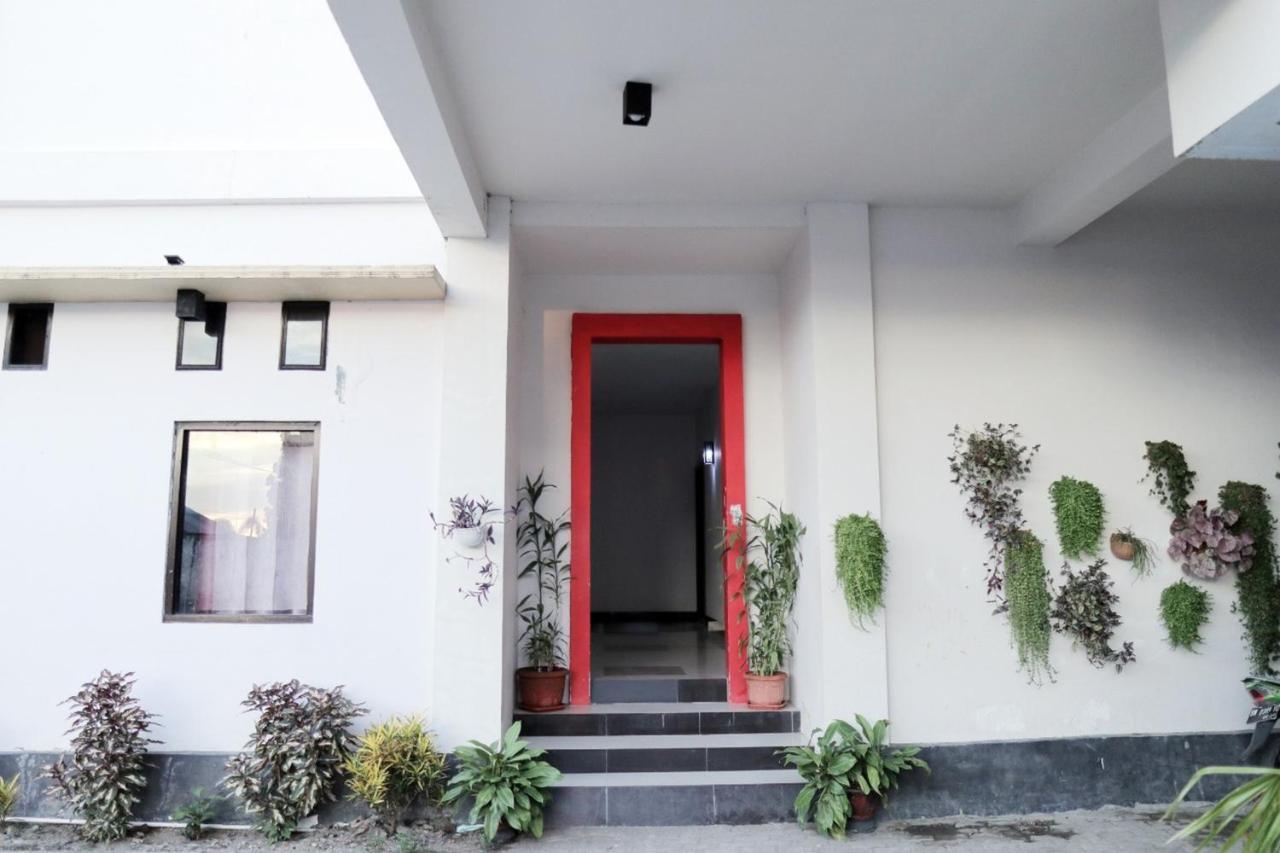 Отель Reddoorz @ Pasangkayu Mamuju Utara Экстерьер фото