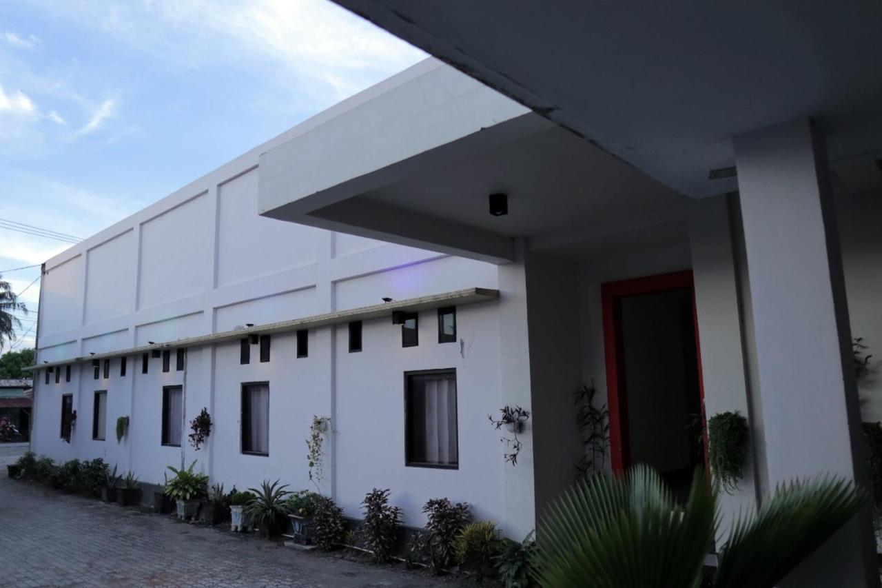 Отель Reddoorz @ Pasangkayu Mamuju Utara Экстерьер фото