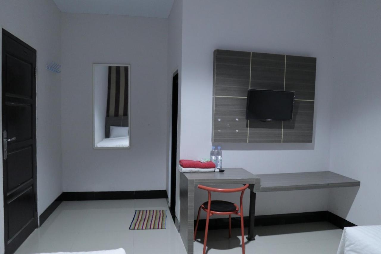 Отель Reddoorz @ Pasangkayu Mamuju Utara Экстерьер фото